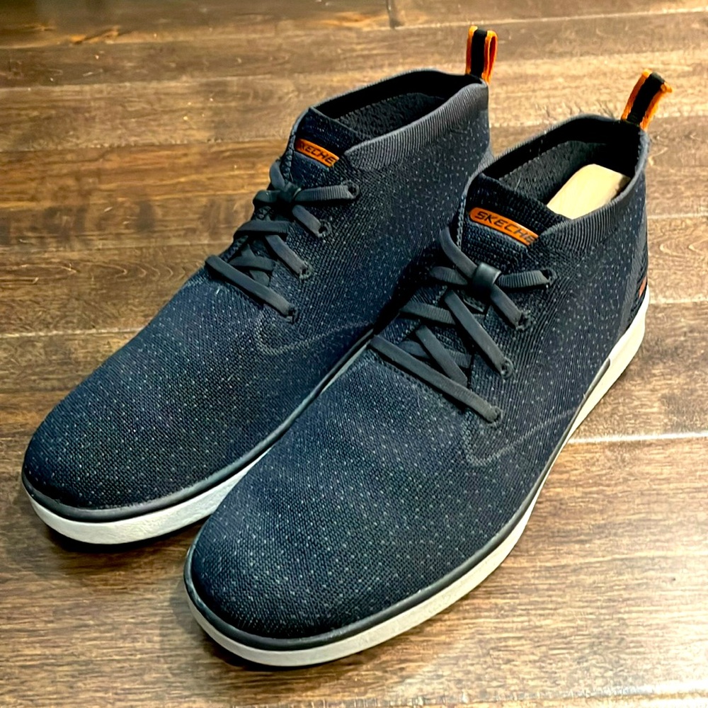 Sketchers Classic Fit Air Cooled Memory Foam in Excellent Shape